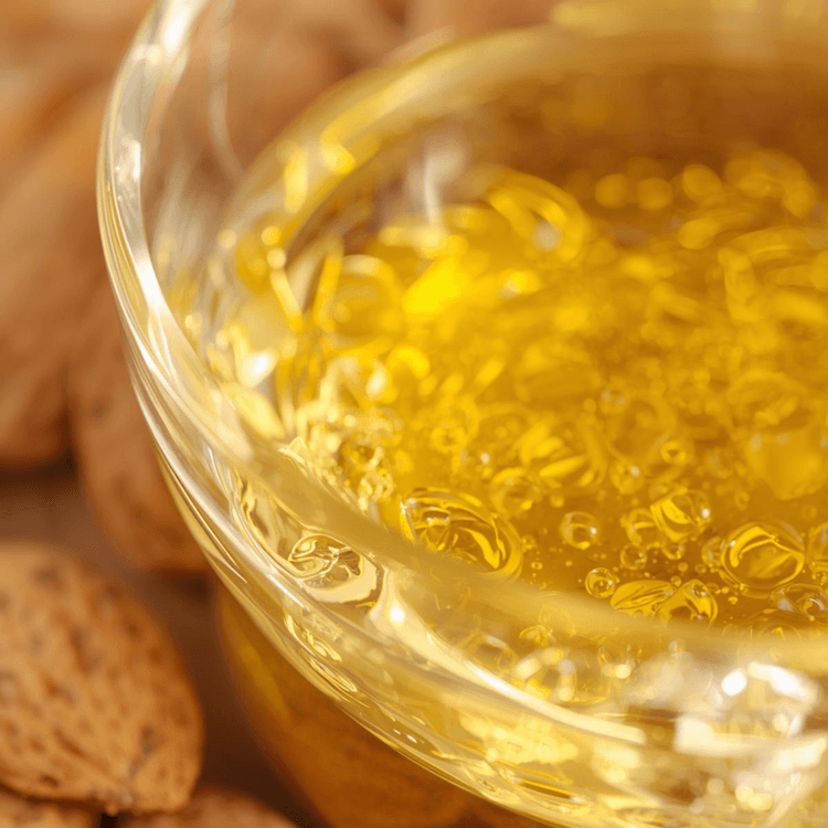 FRNASA 植萃精華按摩油核心成分：甜杏仁油，能深層滋養並改善全身肌膚乾燥粗糙。